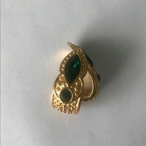 Gold and jade earrings.😍